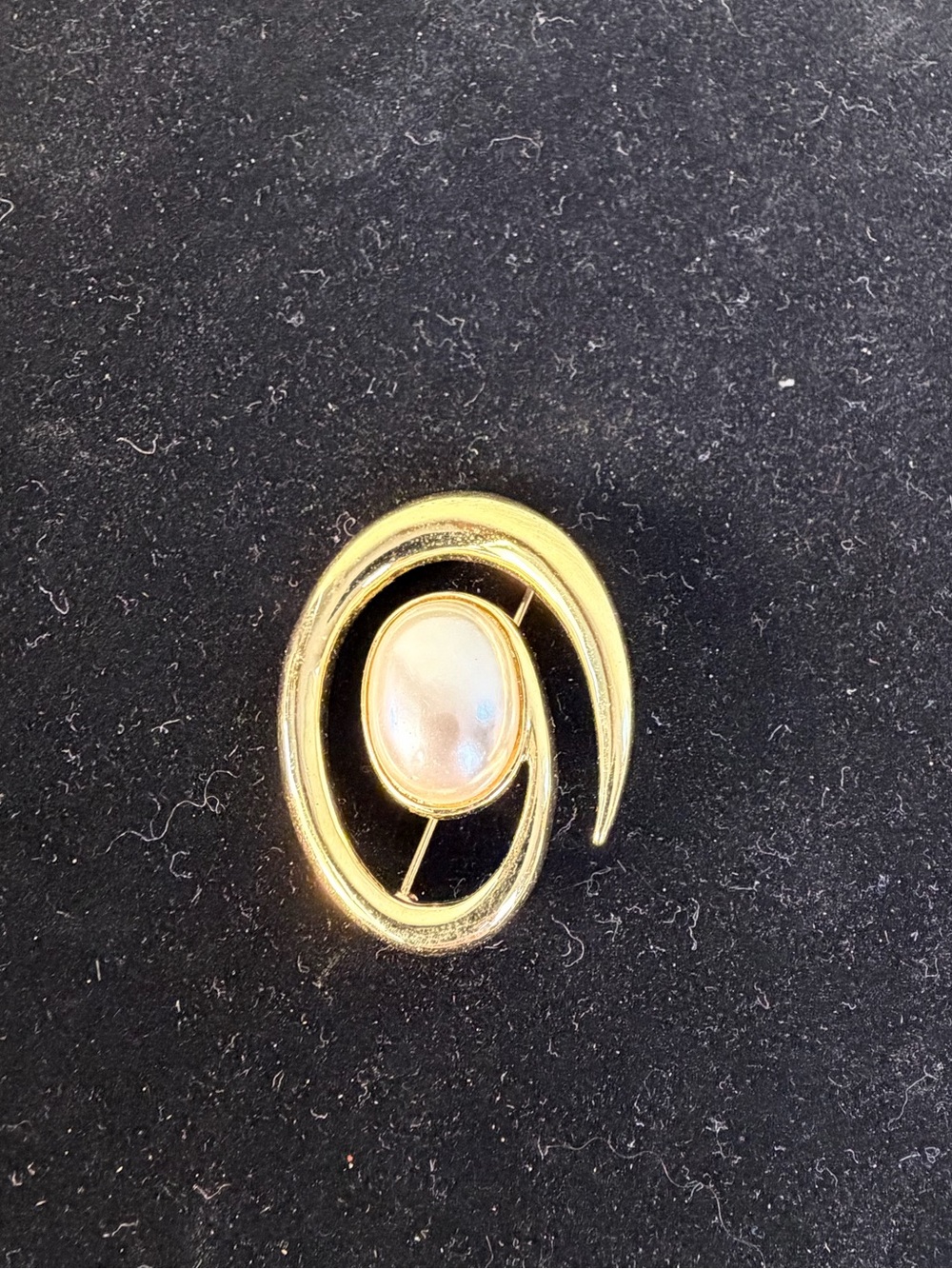 Source Unknown Gold-Tone Swirl Brooch with Cream Pearl Accent